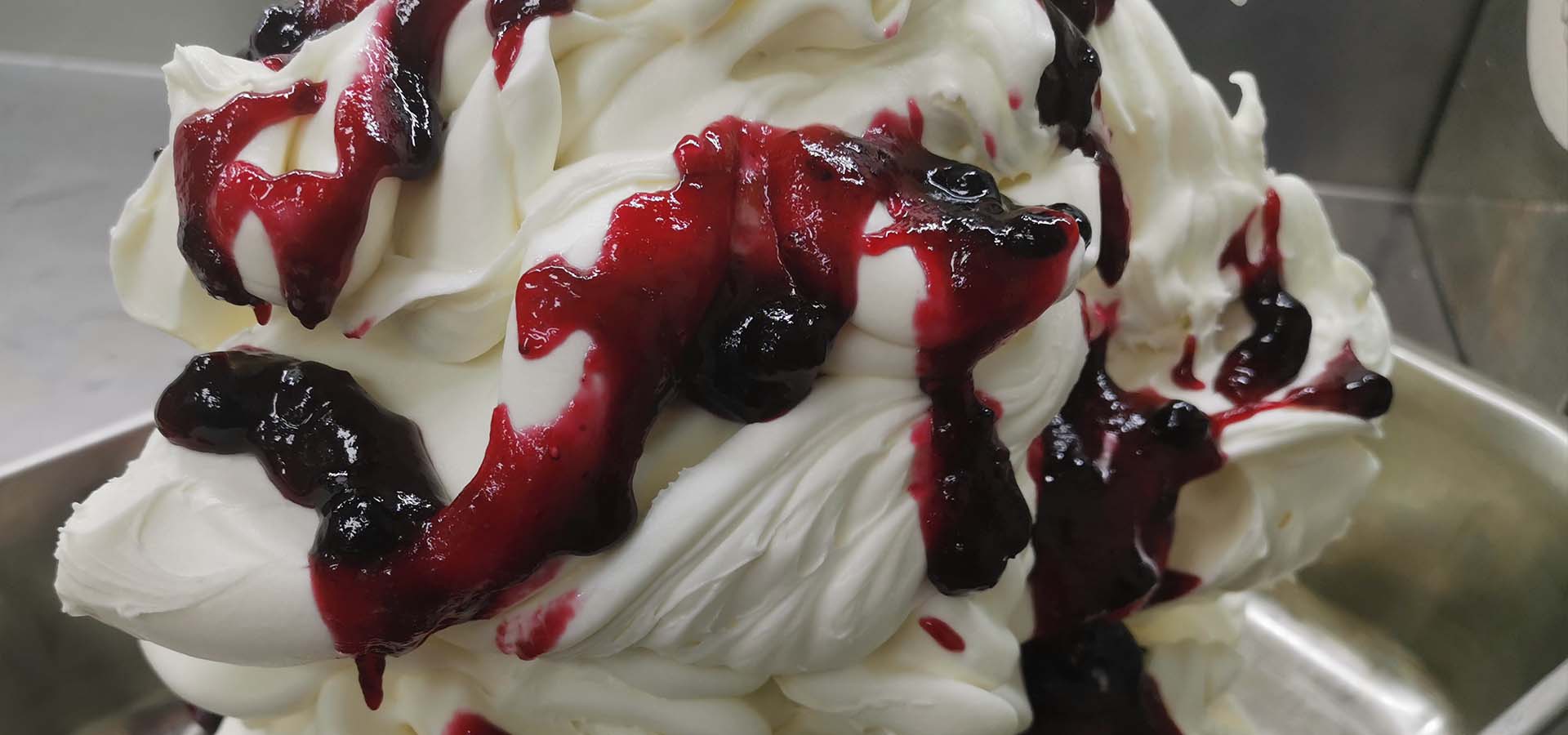 Eis aus eigener Produktion in der Vitrine der Eisgrotte